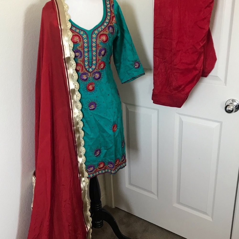 Cotton suit 3 pieces size 36 chest 18 waist 16 and hips 19